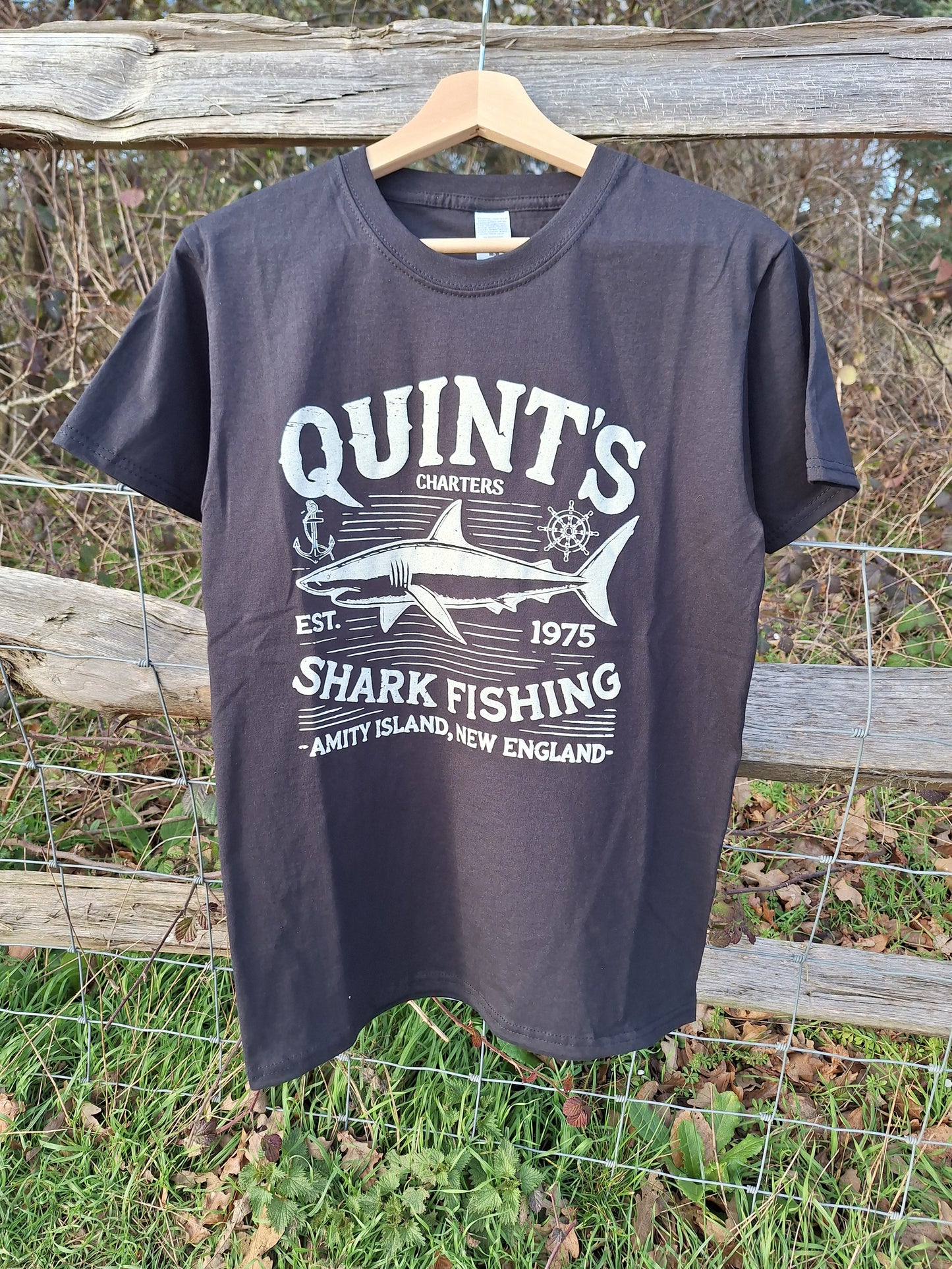 Pure cotton QUINT'S T-Shirt in black - the perfect celebation of 50 years of the movie Jaws! (Copy)