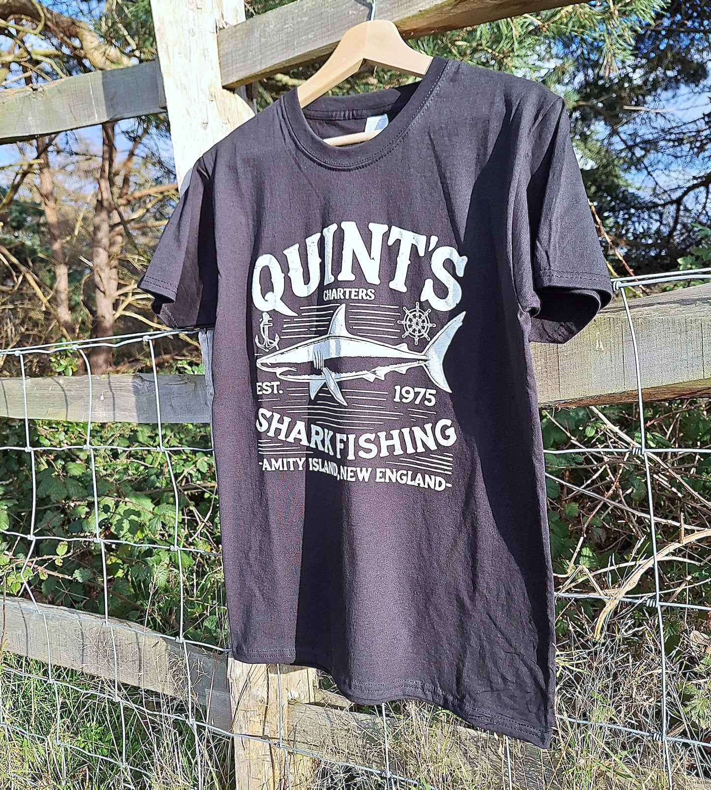 Pure cotton QUINT'S T-Shirt in black - the perfect celebation of 50 years of the movie Jaws! (Copy)