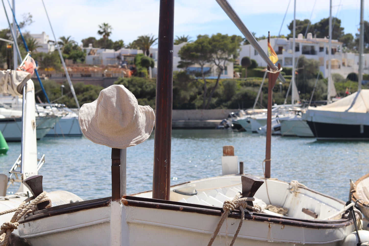 Unisex HERRINGBONE OUTBACK CREAM hat with a flexible, finished and lined brim. Beautiful pure Cotton and Fairtrade.