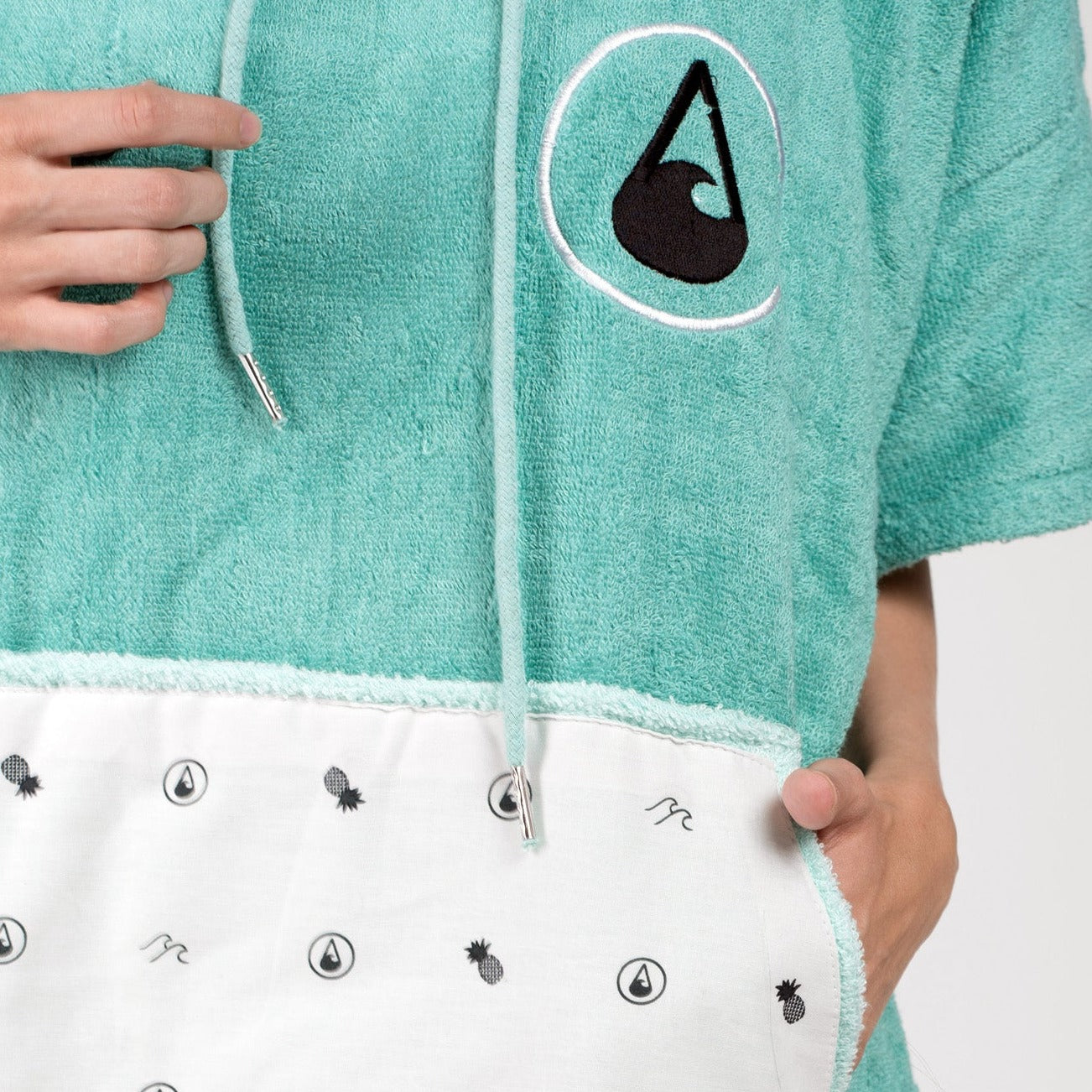 Wave Style Poncho LIZ Logo And Pattern Front View