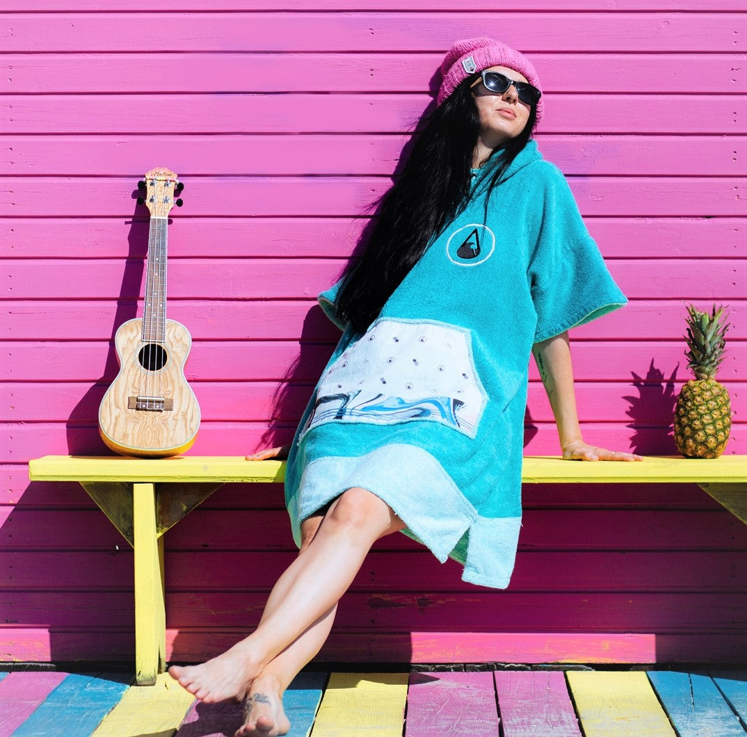 Wave Style Poncho LIZ With Sunglasses