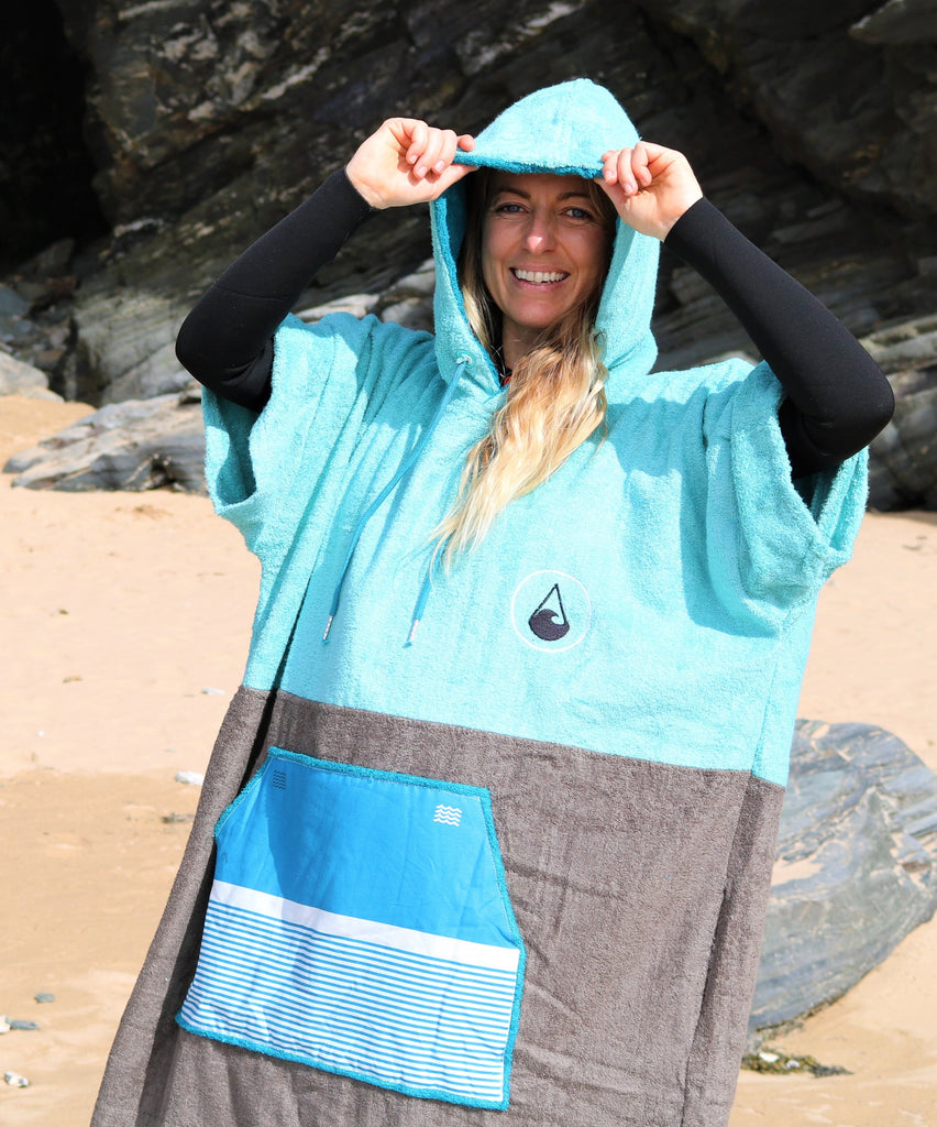 Wave Style Poncho TRES Happy Hood Up At The Beach