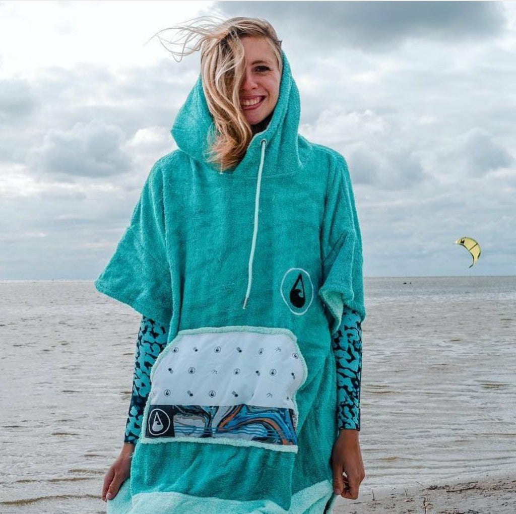 Wave Style Poncho LIZ Hood Up At Sea Surfing