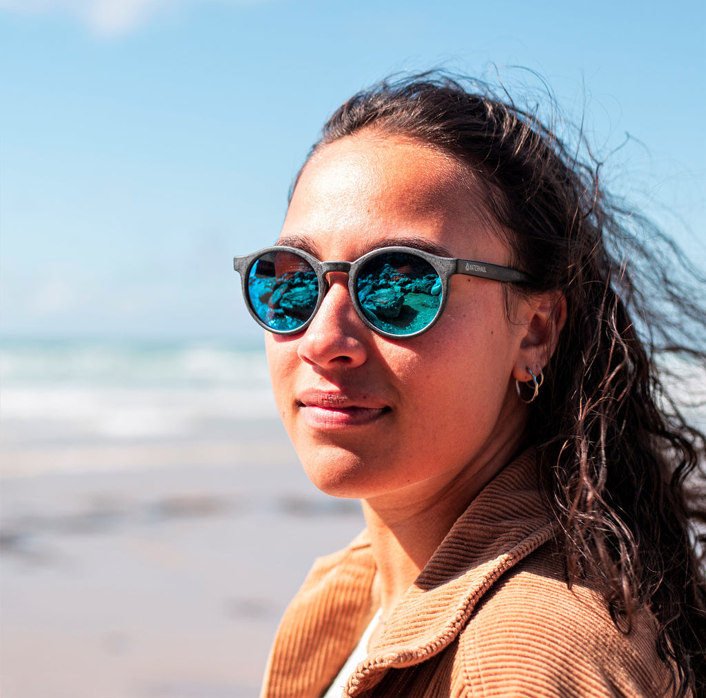 HARLYN SLATE Sunglasses - Blue mirror lenses Woman Model Beach wear