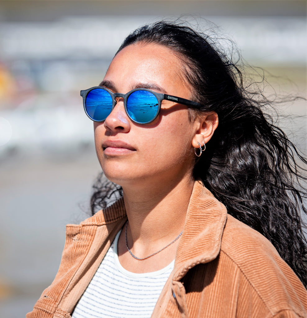 HARLYN SLATE Sunglasses - Blue mirror lenses At the beach