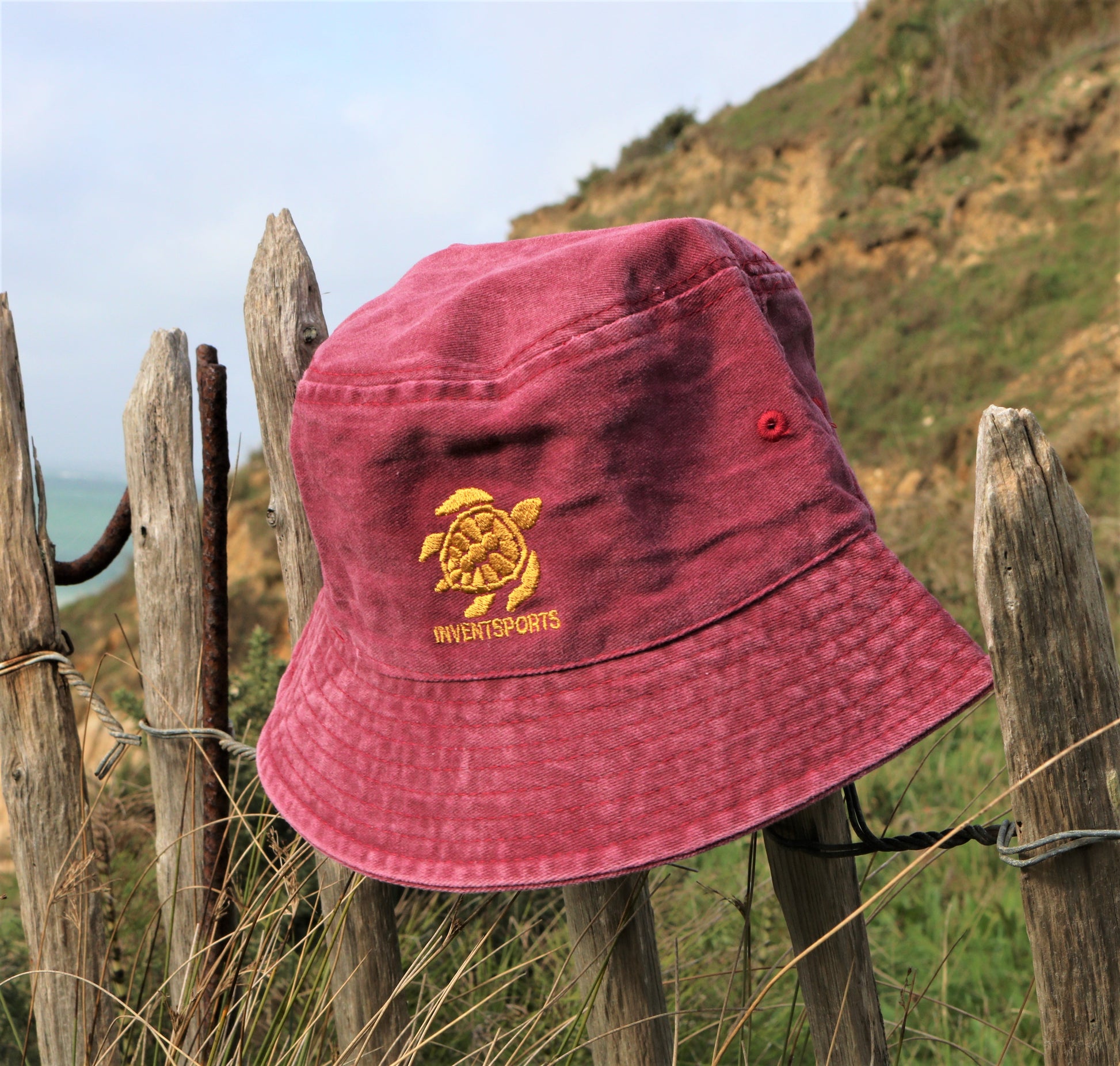 The VINTAGE BORDO Bucket hat on a fence | InventSports