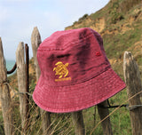 The VINTAGE BORDO Bucket hat on a fence | InventSports