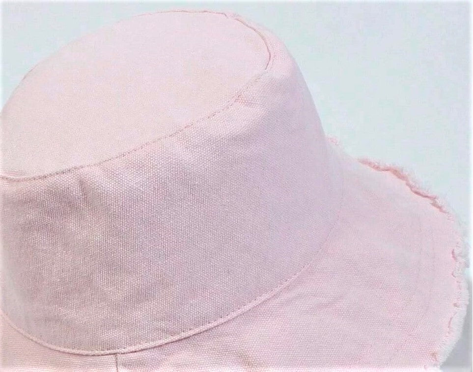 The BUBLEGUM frayed Bucket Hat